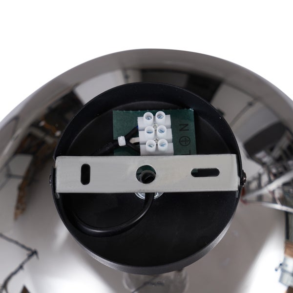 Innenansicht einer Lampe mit Anschlussklemmen und Befestigungsbügel