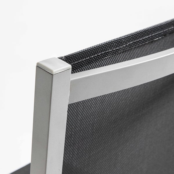 Detailaufnahme einer Gartenstuhllehne mit silbernem Aluminiumrahmen, grauem Textilene-Gewebe und Schutzkappe.