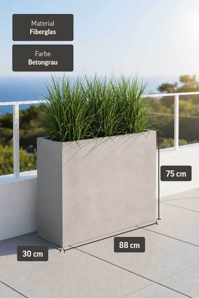 Rechteckiger Pflanzkübel aus Fiberglas in Betongrau mit Gräsern auf einer Terrasse, Maße 88 mal 30 mal 75 Zentimeter.