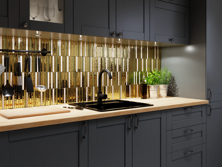 Moderne Küche mit dunkelgrauen Schränken, Holz-Arbeitsplatte, schwarzer Spüle und goldenem Mosaik-Fliesenspiegel.