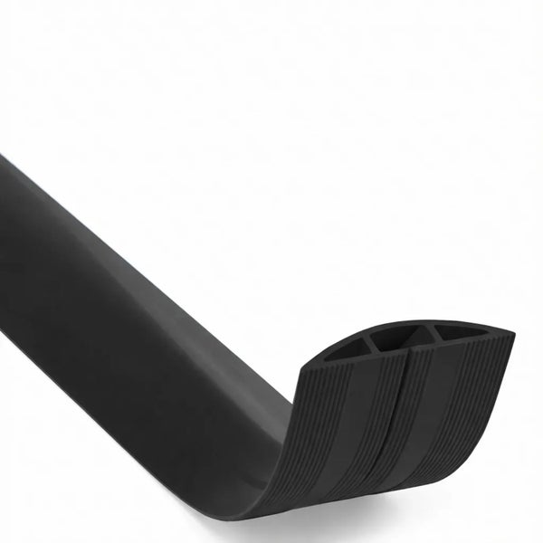 Flexible schwarze Kabelbrücke aus Gummi mit drei Innenkanälen für die sichere Bodenverlegung von Kabeln.