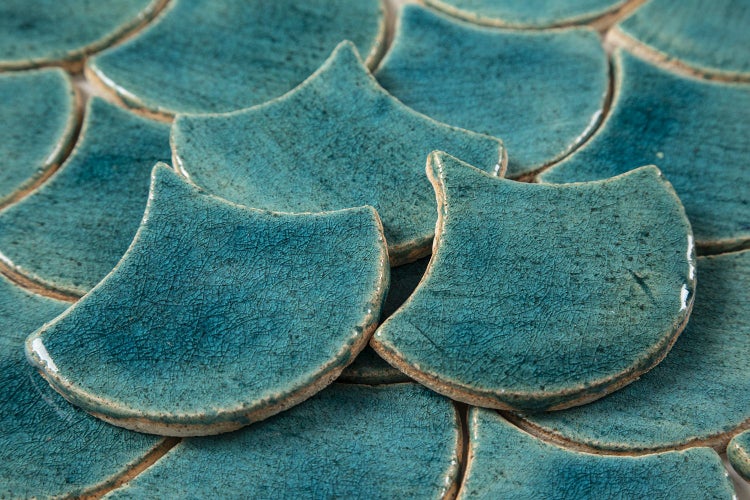 Nahaufnahme von Mosaikfliesen in Fächerform