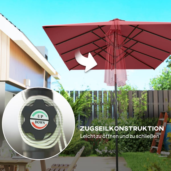 Sonnenschirm im Garten mit Zugseilkonstruktion und Drehrad zum einfachen Öffnen und Schließen.