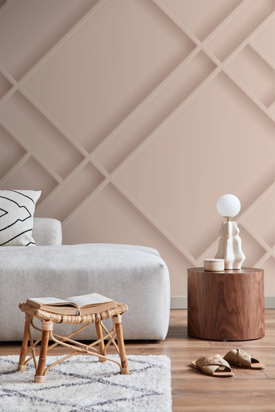 Wohnzimmer mit Sofa, Beistelltisch und dekorativer Wandgestaltung