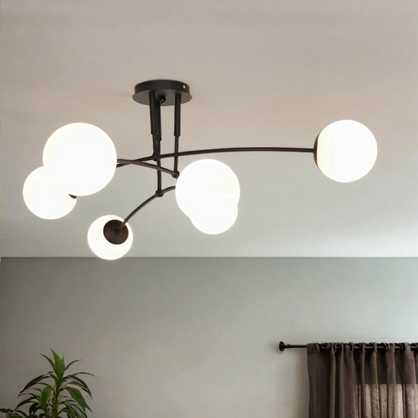 Deckenleuchte mit fünf Leuchtkörpern im Wohnraum.