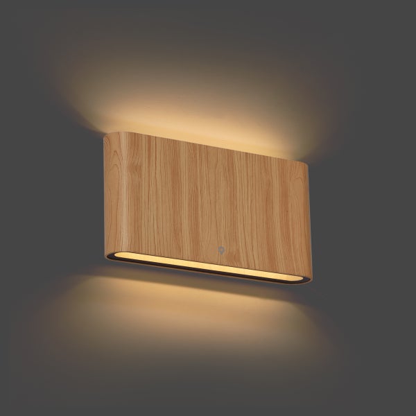 Wandleuchte in Holzoptik mit abgerundeten Ecken und Lichtaustritt nach oben und unten.