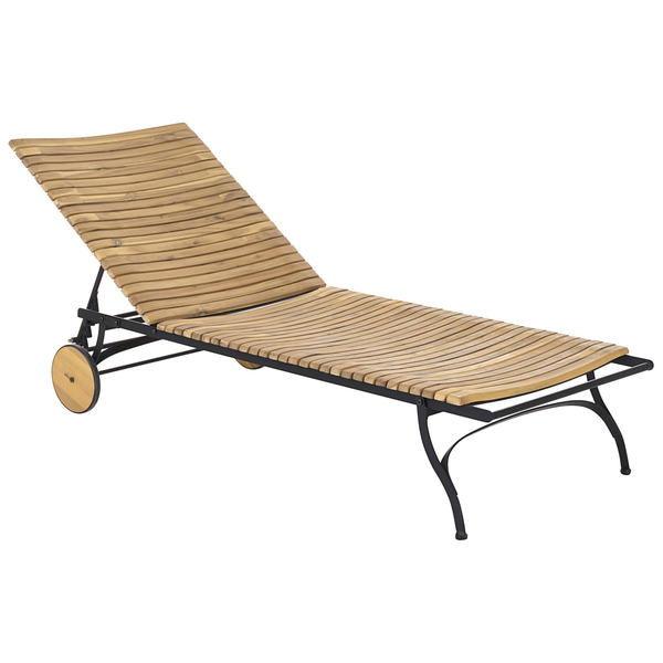 Sonnenliege mit geschwungenen Holzlatten, schwarzem Metallgestell und Rollen.