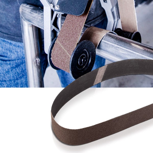 Schleifband für Rohrschleifer beim Schleifen eines Metallrohrs.