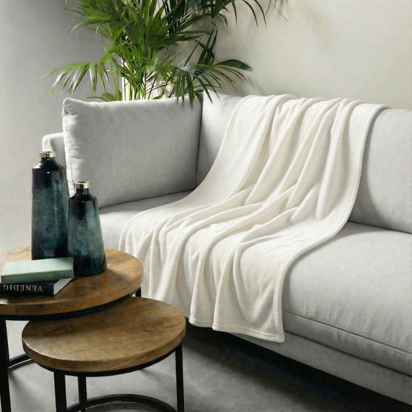 Wohnzimmerdekoration mit Sofa, Decke und Beistelltisch