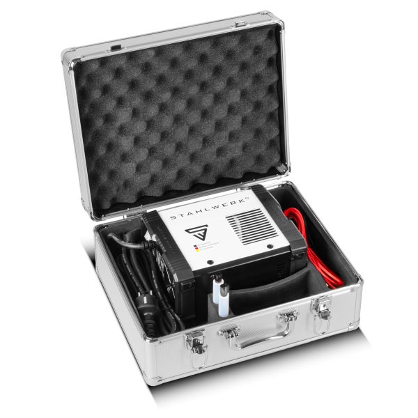 Stahlwerk Logo im geöffneten Aluminiumkoffer mit Schaumstoff