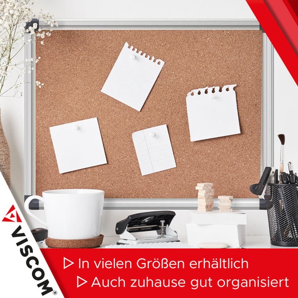 Eine rechteckige Pinnwand mit Korkoberfläche und Rahmen, dekoriert mit Notizzetteln auf einem organisierten Schreibtisch.