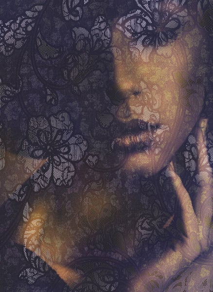 Nahaufnahme einer Person hinter einem floralen Spitzenmuster