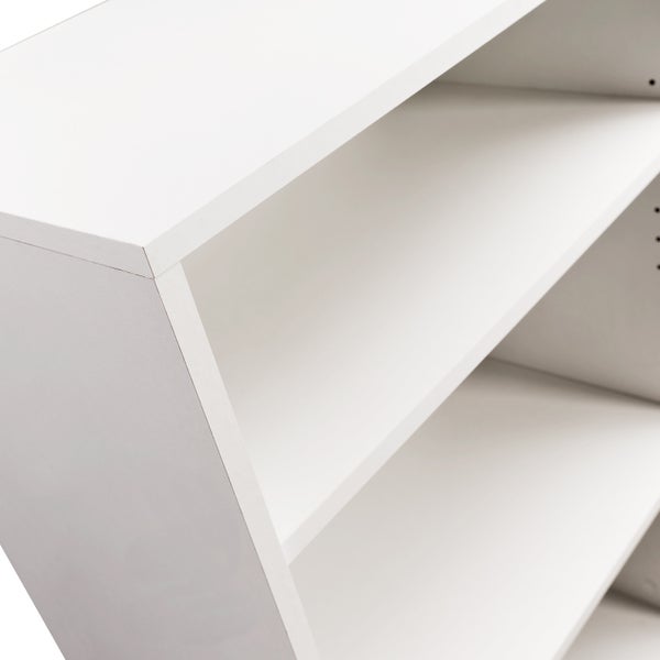 Nahaufnahme eines weißen Regals mit Fokus auf die obere Kante und die Innenfächer.