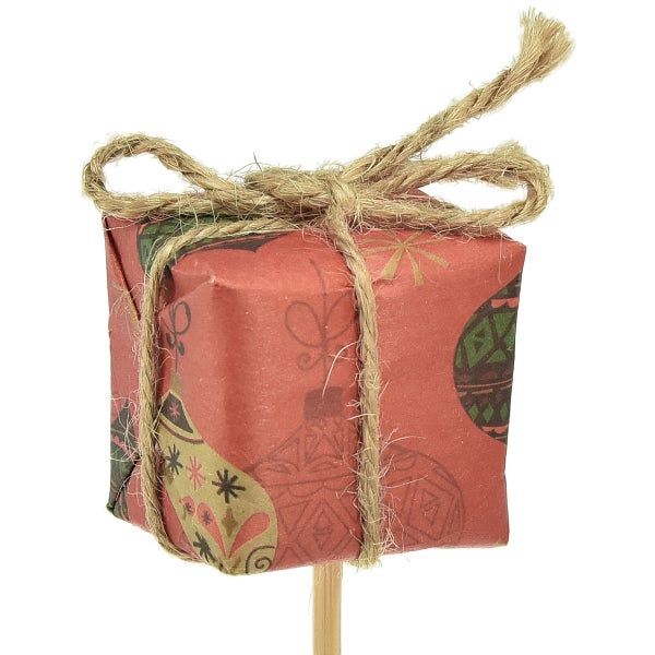 Dekoratives Geschenk auf einem Holzstab mit einer Kordel gebunden.