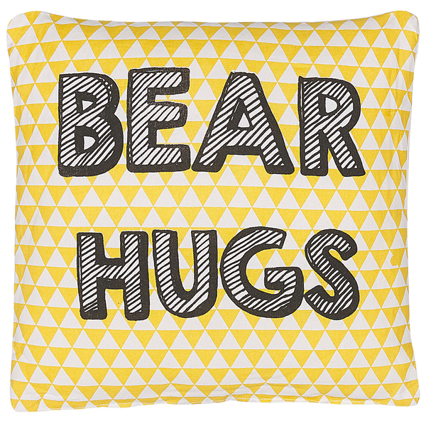 Quadratisches Dekokissen mit gelb-weißem Dreiecksmuster und dem schwarzen Schriftzug BEAR HUGS.