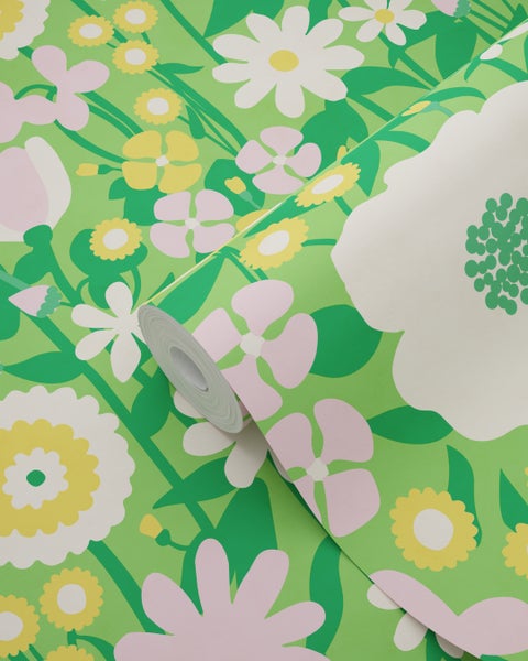 Vliestapete mit retro Blumenmuster aus verschiedenen Blüten in Weiß, Rosa und Gelb auf hellgrünem Untergrund.