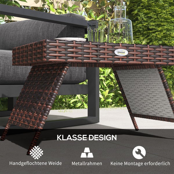 Blühende Azaleenstauden im Gartenbeet