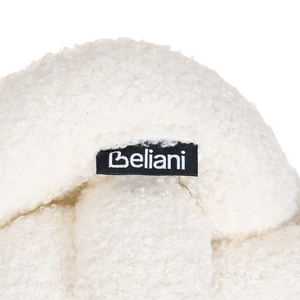 Stoffdetail eines weichen Bouclé Kissens mit Beliani Logo Label