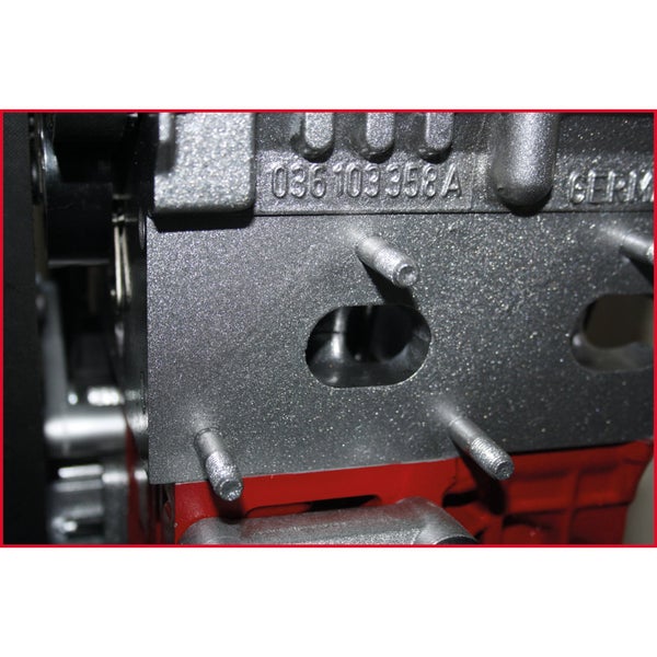 Detailansicht eines Motorblocks mit der Nummer 036103358A