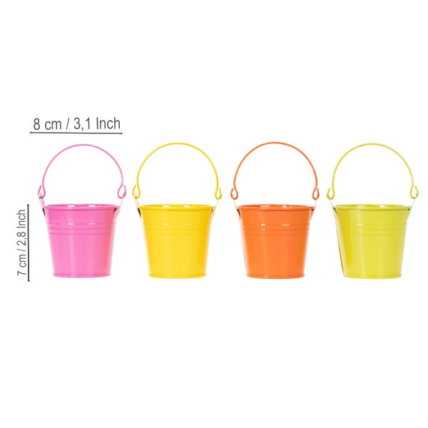 Vier bunte Mini-Metalleimer mit Henkel, Durchmesser 8 Zentimeter, Höhe 7 Zentimeter.