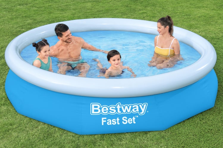 Bestway Fast Set runder aufblasbarer Pool auf einem Rasen mit einer vierköpfigen Familie.