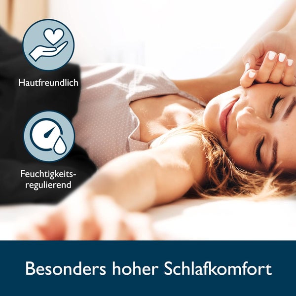 Schlafende Frau im Bett mit Symbolen für Hautfreundlichkeit und Feuchtigkeitsregulierung sowie Hinweis auf hohen Schlafkomfort.