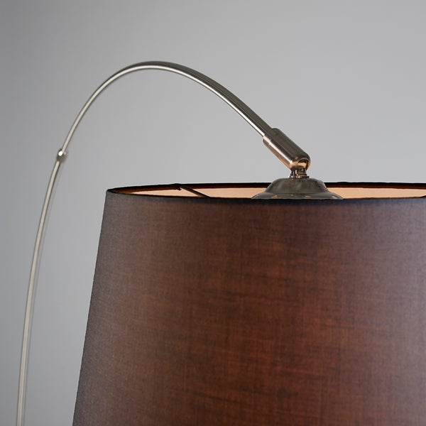 Detailaufnahme einer Stehlampe mit gebogenem Arm und Lampenschirm