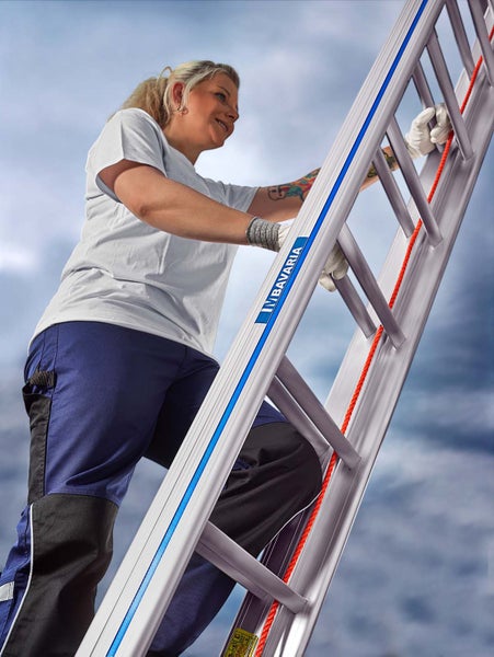 Eine Person steigt eine Aluminiumleiter der Marke Bavaria hinauf.