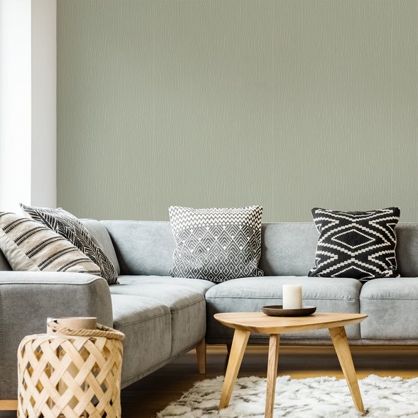 Dekoratives Schlafzimmer mit floraler Tapete, Vorhängen und Vintage Möbeln.