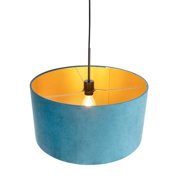 Pendelleuchte mit zylindrischem Samtschirm in Blau, goldener Innenseite und sichtbarem Leuchtmittel.
