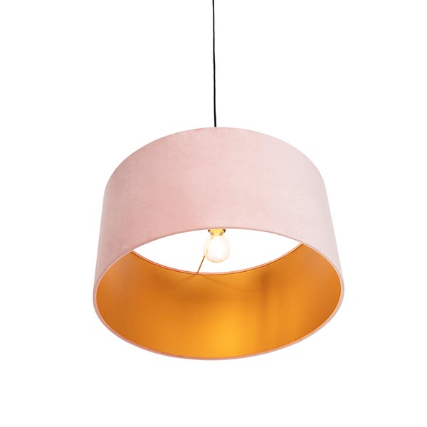 Pendelleuchte mit rundem Stoffschirm in Rosa, goldfarbener Innenseite und sichtbarem Leuchtmittel.