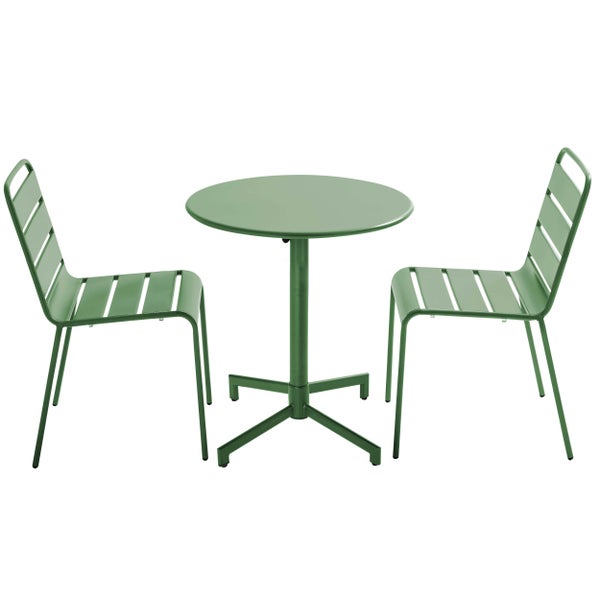 Gartenmöbel-Set aus Metall bestehend aus einem runden Bistrotisch und zwei Stühlen mit Latten-Design in Grün.