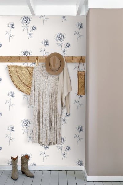 Flur mit Rosenmuster-Tapete, Garderobe, Kleidung und Stiefeln