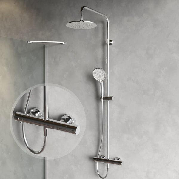 Duschsystem mit Thermostat Armatur, Kopfbrause und Handbrause in glänzendem Metall Design für die Wandmontage.
