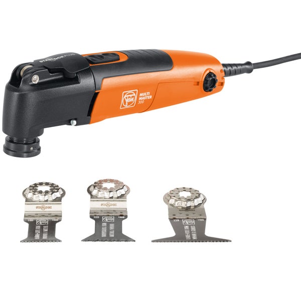 Eine Person schleift einen Fensterrahmen aus Holz mit einem oszillierenden Multifunktionswerkzeug auf einem Sägebock.