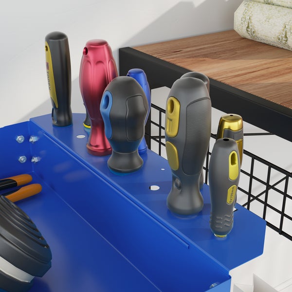 Schraubendreher in einem blauen Werkzeughalter aus Metall an einer Werkbank mit Holzplatte in einer organisierten Werkstatt.