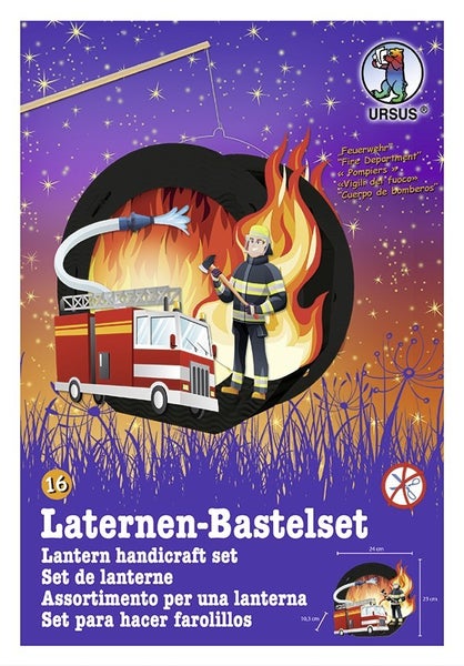 Ursus Laternen-Bastelset Motiv Feuerwehr mit Feuerwehrmann und Einsatzwagen, vorgestanzt, Maße circa 24 mal 23 mal 10,3 Zentimeter, Ursus Logo.