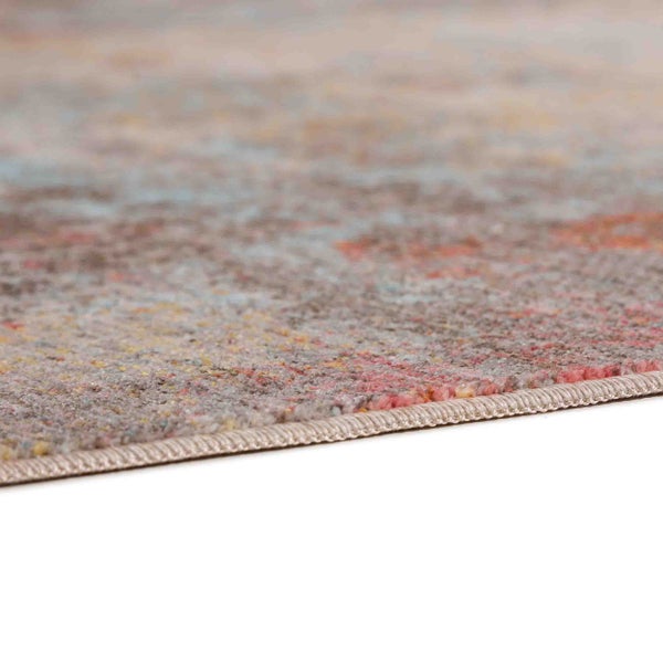 Nahaufnahme eines Teppichs mit Vintage-Muster, die Textur und die gekettelte Kante zeigt.