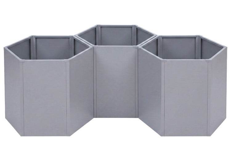 Modulares Hochbeet aus Metall in Wabenform bestehend aus drei grauen sechseckigen Modulen.