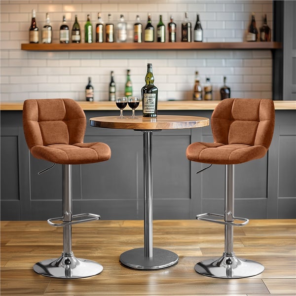 Bar mit zwei Barhockern mit braunen Bezügen und einem runden Holztisch mit Getränken
