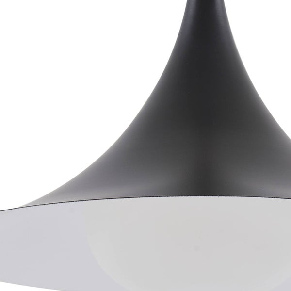 Nahaufnahme eines trompetenförmigen Lampenschirms mit mattschwarzer Außenseite und weißer Innenseite.