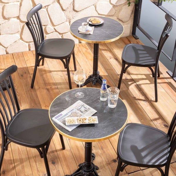 Schwarzer Metallstuhl im Bistro-Stil, Seitenansicht mit geschwungener Rückenlehne.