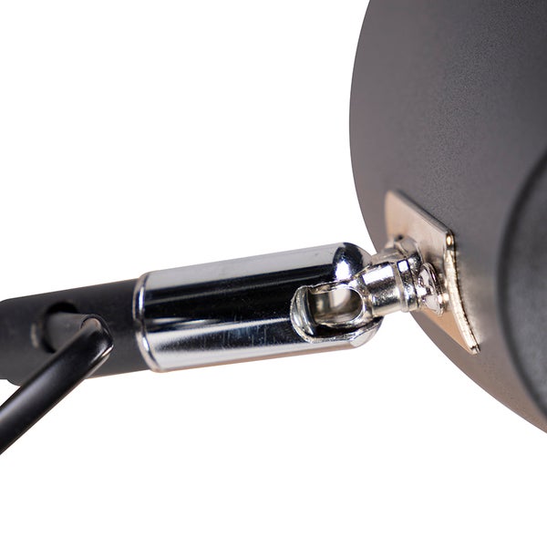 Detailansicht einer Lampe mit schwarzem Lampenkopf und verstellbarem Chromarm