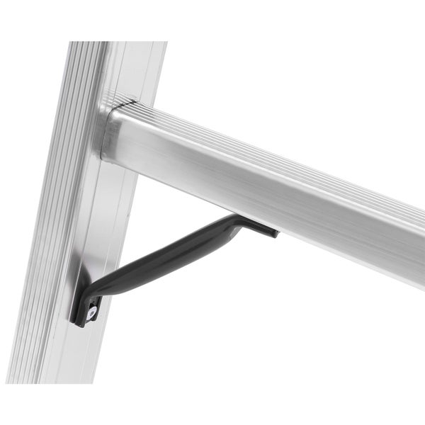 Detailaufnahme einer Aluminiumleiter mit schwarzem Haltegriff