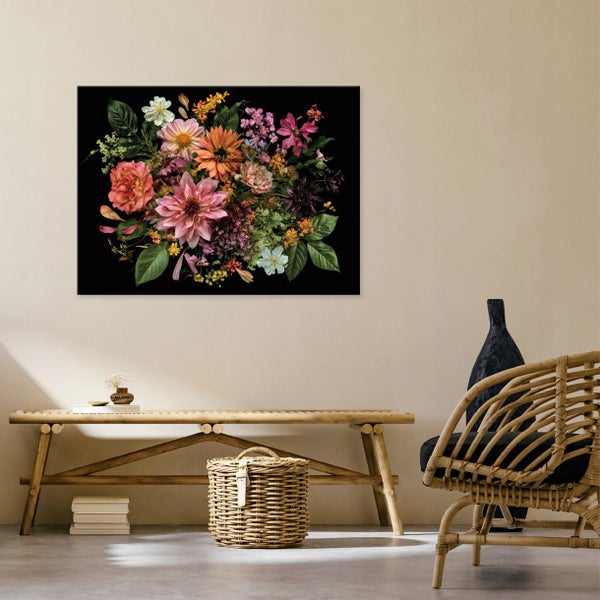 Wandbild mit einem floralen Blumenstrauß vor schwarzem Hintergrund in einem eingerichteten Wohnzimmer mit Rattanstuhl und Holzsitzbank.