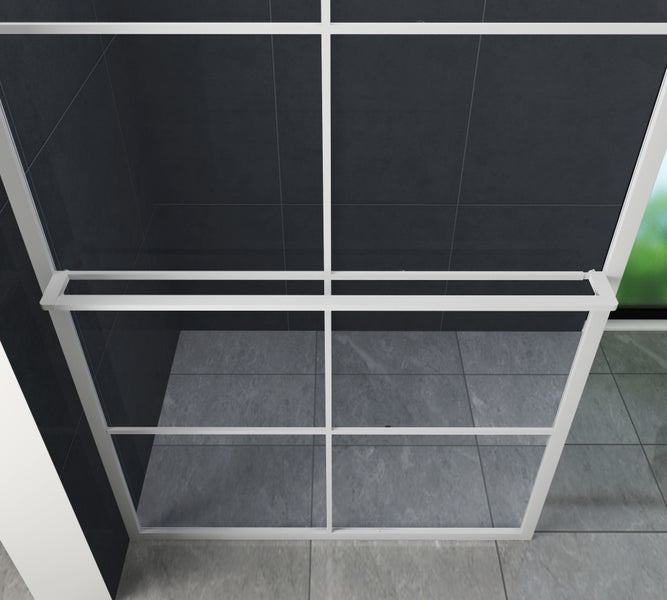 Nahaufnahme einer Duschkabine mit weißem Rahmen und Klarglas in einem Badezimmer mit dunklen und hellen Fliesen.