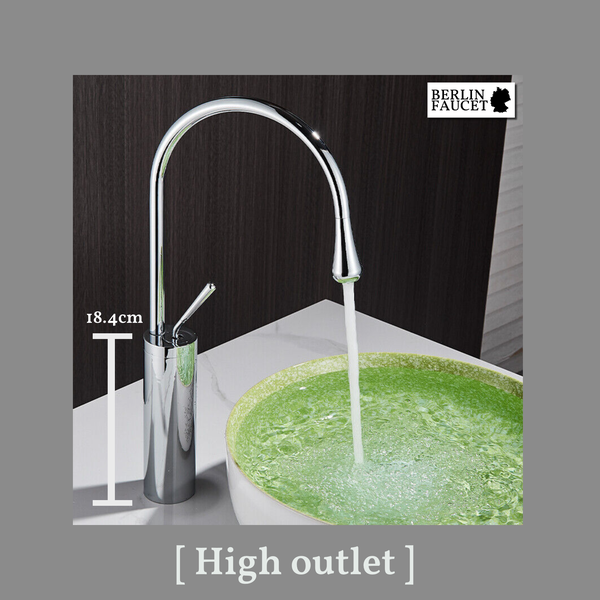 Hohe Waschtischarmatur mit Einhebelmischer und Berlin Faucet Logo auf einer Waschtischplatte mit Waschbecken.