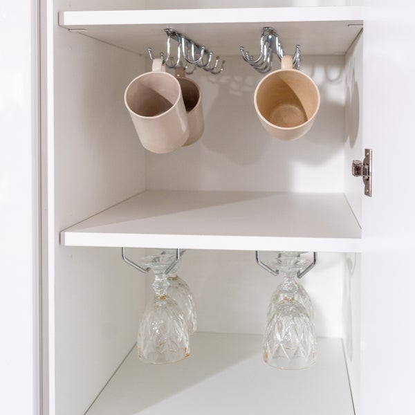Tassenhalter und Gläserhalter aus Metall im weißen Küchenschrank zur platzsparenden Aufbewahrung von Tassen und Weingläsern.