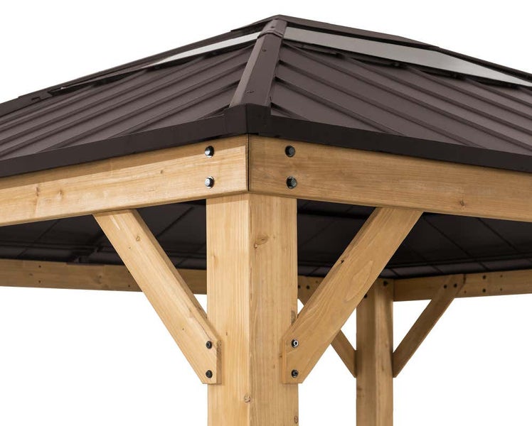 Detailansicht der Eckverbindung eines Gartenpavillons mit Pfosten und Streben aus Holz sowie einem Dach aus Metall.