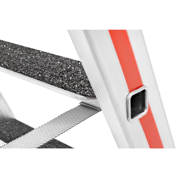 Detailansicht einer Aluminiumleiter mit Trittstufen und roter Markierung